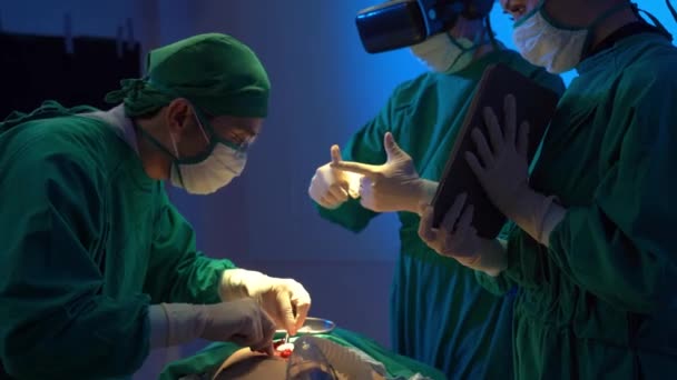 プロの外科医とアシスタントは 病院の手術室で人間の胸の手術ケースを操作しています 危険な集中治療でコンセプトドクターと看護師の仕事 — ストック動画