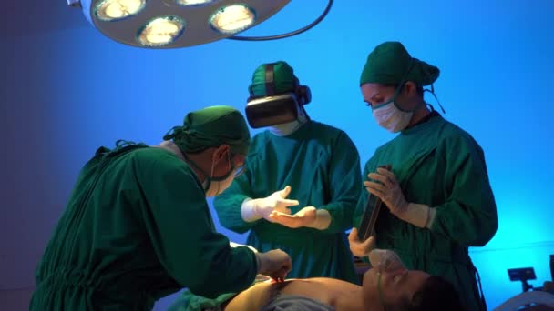 Cirujanos Profesionales Asistente Operando Caso Quirúrgico Cuerpo Torácico Humano Quirófano — Vídeos de Stock