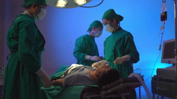 プロの外科医とアシスタントは 病院の手術室で人間の胸の手術ケースを操作しています 危険な集中治療でコンセプトドクターと看護師の仕事 — ストック動画