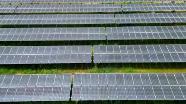 Güneş enerjisi çiftliğindeki veya güneş enerjisi santralindeki güneş pillerinin en üst hava görüntüsü. Gelecekteki enerji kaynakları için yenilenebilir enerji endüstrisi sürdürülebilirlik ve temiz enerji. Alternatif elektrik kaynağı. Güneş çiftliği.