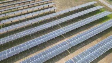 Güneş enerjisi çiftliğindeki veya güneş enerjisi santralindeki güneş pillerinin en üst hava görüntüsü. Gelecekteki enerji kaynakları için yenilenebilir enerji endüstrisi sürdürülebilirlik ve temiz enerji. Alternatif elektrik kaynağı. Güneş çiftliği.