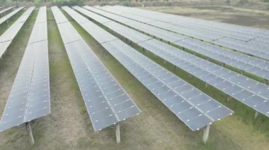 Mühendislerin üst görüşü güneş pili panelinin yapımını denetliyor. İHA uçuşu güneş panelleri üzerinde uçar yenilenebilir yeşil enerji alanı üzerinde.