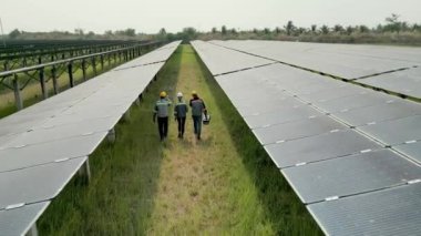 Mühendislerin üst görüşü güneş pili panelinin yapımını denetliyor. İHA uçuşu güneş panelleri üzerinde uçar yenilenebilir yeşil enerji alanı üzerinde.
