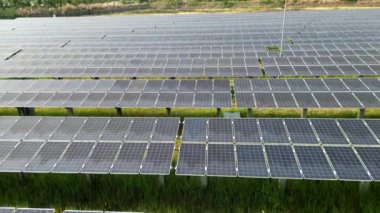 Güneş enerjisi çiftliğindeki veya güneş enerjisi santralindeki güneş pillerinin en üst hava görüntüsü. Gelecekteki enerji kaynakları için yenilenebilir enerji endüstrisi sürdürülebilirlik ve temiz enerji. Alternatif elektrik kaynağı. Güneş çiftliği.