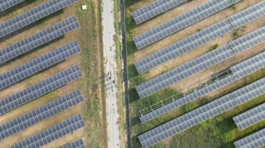Mühendislerin üst görüşü güneş pili panelinin yapımını denetliyor. İHA uçuşu güneş panelleri üzerinde uçar yenilenebilir yeşil enerji alanı üzerinde.