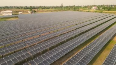 Güneş panelini kontrol etmek için güneş çiftliğinde yürüyen işçilerin en iyi görüntüsü. İHA uçuşu güneş panelleri üzerinde uçar yenilenebilir yeşil enerji alanı üzerinde.