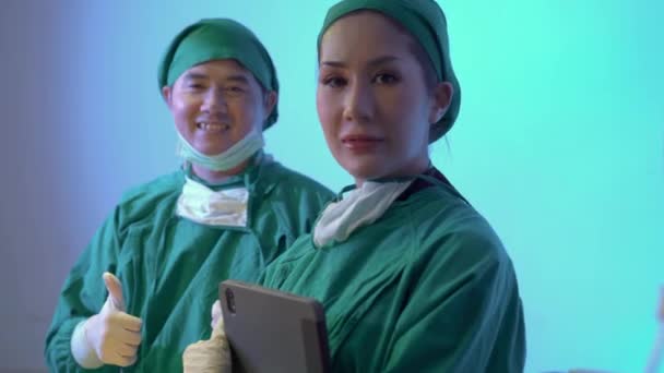 Lekarz Uśmiecha Się Zdejmuje Medyczną Ochronę Twarzy Podczas Gdy Personel — Wideo stockowe