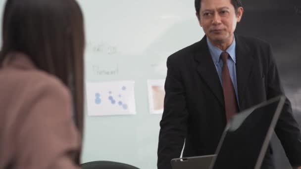 Homme Affaires Asiatique Vient Conclure Une Interview Avec Personnel Incroyable — Video