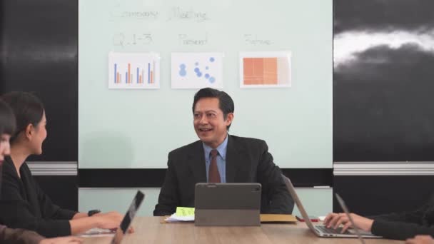 Homem Negócios Asiático Acabou Encerrar Uma Entrevista Com Uma Equipe — Vídeo de Stock