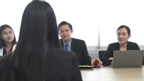 Asiatisk Affärsman Som Genomför Intervju Med Fantastisk Personal Intervju Med — Stockvideo