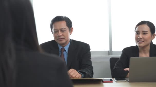 Homem Negócios Asiático Conduzindo Uma Entrevista Com Funcionários Incríveis Entrevista — Vídeo de Stock