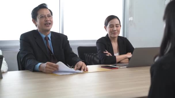 Asijský Podnikatel Vede Rozhovor Úžasným Personálem Rozhovor Týmem Podnikatelů Kteří — Stock video