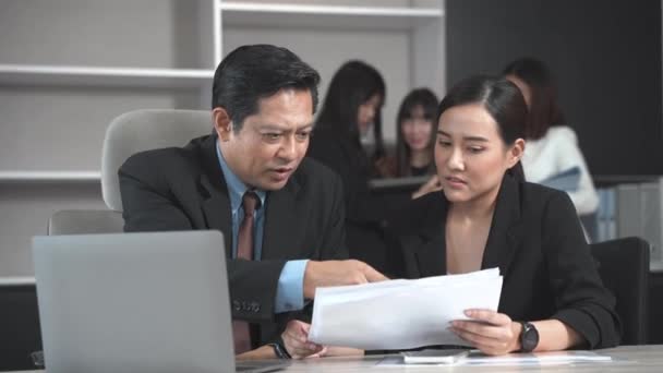 Aziatische Zakenman Heeft Net Een Interview Met Geweldig Personeel Afgerond — Stockvideo