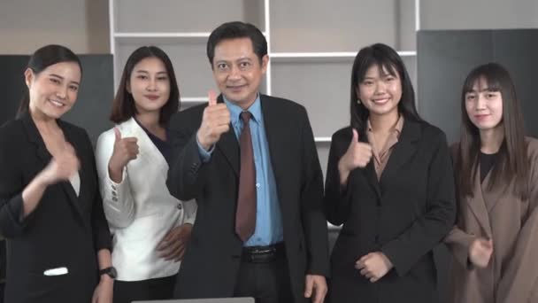 Asiatische Geschäftsleute Stehen Selbstbewusst Asiatisches Team Büro Geschäftsleute Geben Daumen — Stockvideo
