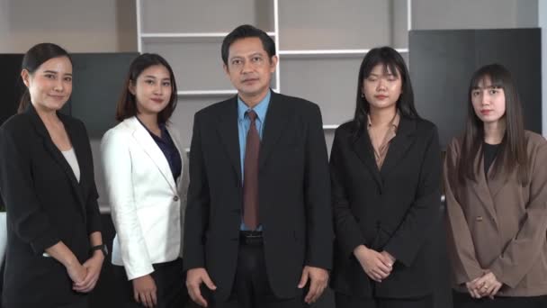 Ázsiai Üzletemberek Magabiztosan Állnak Ázsiai Csapat Iroda Üzletemberek Karokkal Mellkasukon — Stock videók