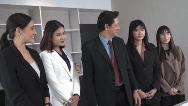 Ázsiai Üzletemberek Magabiztosan Állnak Ázsiai Csapat Iroda Üzletemberek Tapsolnak — Stock videók