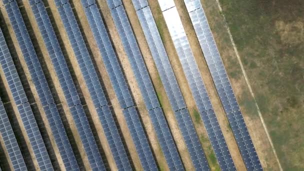 太陽光発電所や太陽光発電所での太陽電池パネルのトップの空中ビュー 将来のエネルギー資源のための再生可能エネルギー産業持続可能性とクリーンエネルギー 電気の代替源 太陽光発電所 — ストック動画