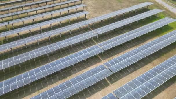 太阳能农场或太阳能发电厂太阳能电池板的高空视图 可再生能源工业促进未来能源的可持续性和清洁能源 替代电力来源 太阳能农场 — 图库视频影像