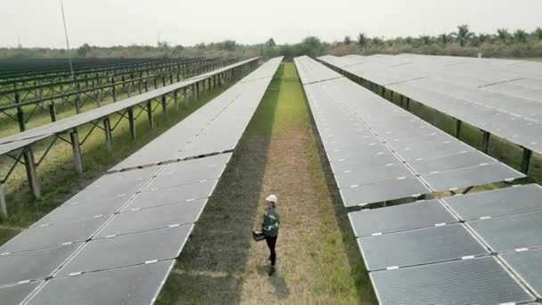 Ingenjör Kvinna Inspekterar Byggandet Solcellspanel Industriell Förnybar Energi Grön Energi — Stockvideo