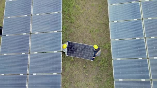 拥有太阳能电池板和在太阳能农场行走的工人的头像 无人机飞越太阳能电池板地面可再生绿色替代能源 — 图库视频影像