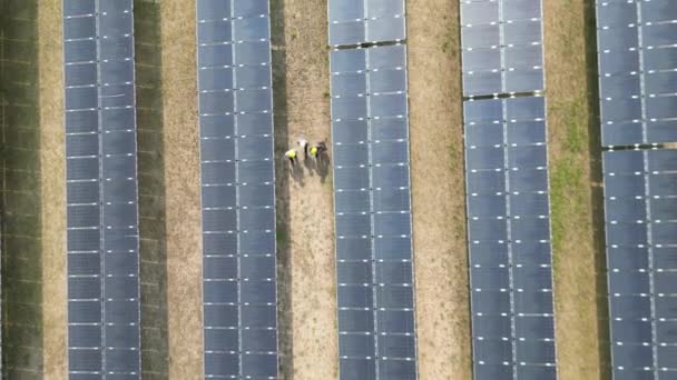 工程师的最高视图检查太阳能电池板的结构 无人机飞越太阳能电池板地面可再生绿色替代能源 — 图库视频影像