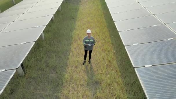 Μηχανικός Γυναίκα Επιθεωρεί Την Κατασκευή Του Ηλιακού Πίνακα Κυττάρων Βιομηχανικές — Αρχείο Βίντεο