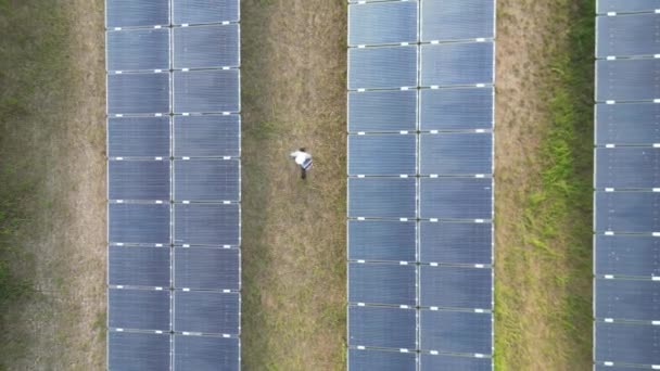 女工程师检查太阳能电池板的建造 绿色工业可再生能源 太阳能农场太阳能电池板的高层航拍视图 工业可再生能源 — 图库视频影像