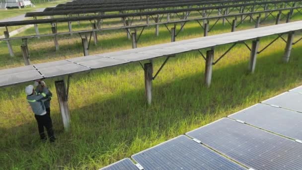 Engineer Workers Checking Solar Panels Walking Solar Farm Drone Flight — Stock Video