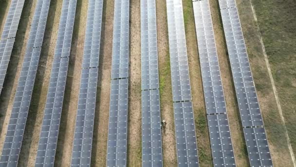 Ingenieros Revisando Paneles Solares Caminando Una Granja Solar Vuelo Drone — Vídeo de stock