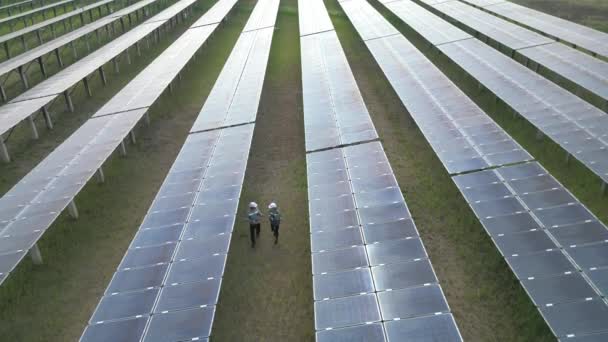 Ingenieros Revisando Paneles Solares Caminando Una Granja Solar Vuelo Drone — Vídeos de Stock