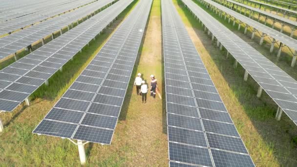 技術者のトップビューは 太陽電池パネルの建設を検査します 太陽光パネルフィールド上のドローン飛行再生可能な緑の代替エネルギー — ストック動画