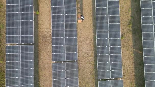 Вид Сверху Рабочего Идущего Солнечную Ферму Проверки Солнечной Батареи Полет — стоковое видео