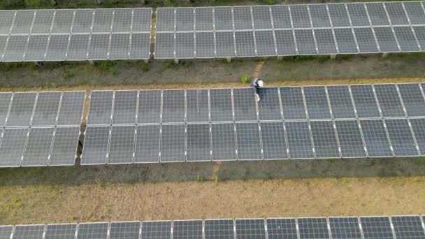 Widok Pracownika Chodzącego Farmie Słonecznej Sprawdzenia Panelu Słonecznego Lot Dronem — Wideo stockowe