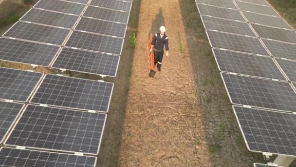 Top View Worker Walking Solar Farm Checking Solar Panel Drone — Stock Video
