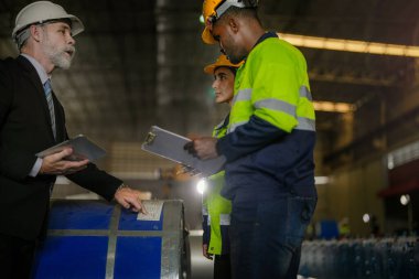 Mühendislerden oluşan bir ekip fabrikadaki ağır makineleri kontrol ediyor. Kıdemli patron mühendis kadın ve Afrikalı adamla birlikte denetleme yapıyor. Konsept Mühendisi Fabrikada güvenlik ile birlikte çalışır ve kontrol eder.