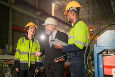 Mühendislerden oluşan bir ekip fabrikadaki ağır makineleri kontrol ediyor. Kıdemli patron mühendis kadın ve Afrikalı adamla birlikte denetleme yapıyor. Konsept Mühendisi Fabrikada güvenlik ile birlikte çalışır ve kontrol eder.