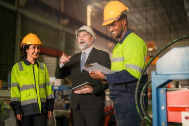 Mühendislerden oluşan bir ekip fabrikadaki ağır makineleri kontrol ediyor. Kıdemli patron mühendis kadın ve Afrikalı adamla birlikte denetleme yapıyor. Konsept Mühendisi Fabrikada güvenlik ile birlikte çalışır ve kontrol eder.