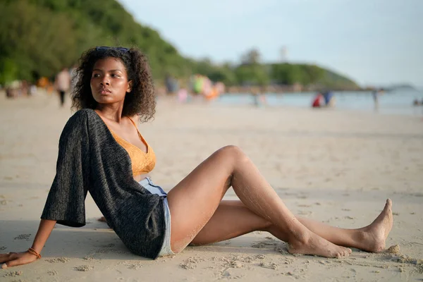 Mujer Africana Sentada Playa Retrato Sexy Dama Africana Viajar Ping — Foto de Stock