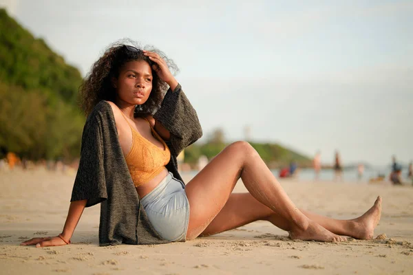 Mujer Africana Sentada Playa Retrato Sexy Dama Africana Viajar Ping —  Fotos de Stock