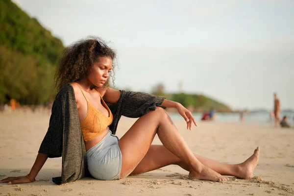 アフリカの女性は海岸に座っている ポートレートセクシーアフリカの女性旅行Pingと熱帯の自然と夏にリラックス — ストック写真
