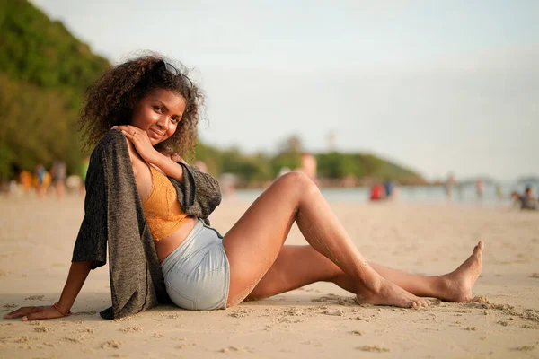 Uma Mulher Africana Senta Praia Retrato Sexy Africano Senhora Viajar — Fotografia de Stock