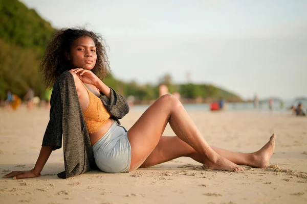 Une Africaine Assise Sur Plage Portrait Sexy Dame Africaine Voyage — Photo