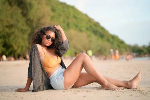 非洲女人坐在海滩上 具有热带气质的性感非洲女人在夏天轻松自在地四处旅行 — 图库照片