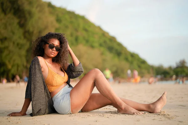 Mujer Africana Sentada Playa Retrato Sexy Dama Africana Viajar Ping — Foto de Stock