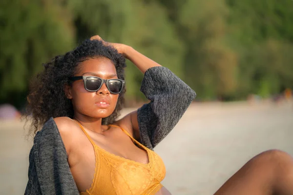Una Donna Africana Siede Sulla Spiaggia Ritratto Sexy Africano Signora — Foto Stock