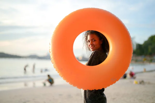 Retrato Sexy Mujer Africana Asiática Pie Relajante Playa Hora Verano — Foto de Stock