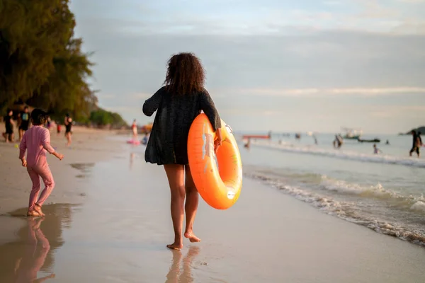 Retrato Sexy Asiático Africano Senhora Relaxante Praia Hora Verão Mar — Fotografia de Stock