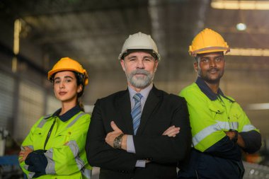 Portre mühendisi kıdemli patron takım fabrikasında çalışan Afrikalı kadın ve erkekten emin duruyor. İşçi, sanayi fabrikasındaki ağır makinede çalışıyor. Makine teçhizatı ile bitki teknolojisi.