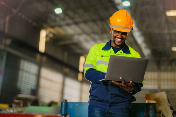 Inżynier Fabryki Afrykanin Laptopem Pracownik Pracuje Ciężkiej Maszynie Fabryce Przemysłowej — Zdjęcie stockowe