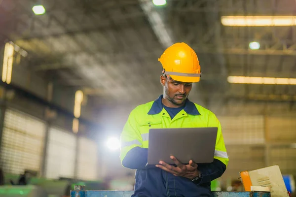 엔지니어 아프리카 사람은 노트북으로 자신있게 있습니다 노동자는 공장의 중장비에서 일한다 — 스톡 사진